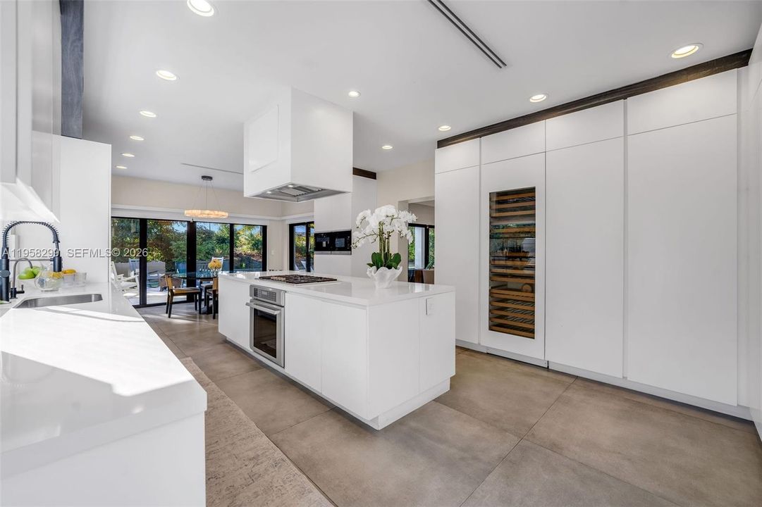 For Sale: $4,550,000 (5 beds, 5 baths, 6614 Square Feet)