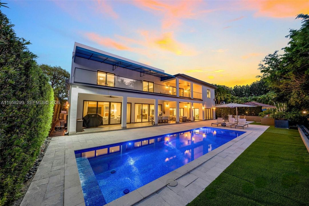 For Sale: $4,550,000 (5 beds, 5 baths, 6614 Square Feet)