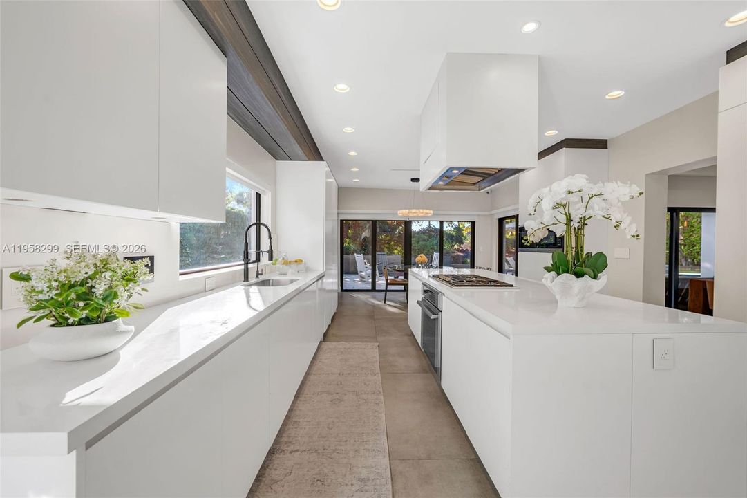 For Sale: $4,550,000 (5 beds, 5 baths, 6614 Square Feet)