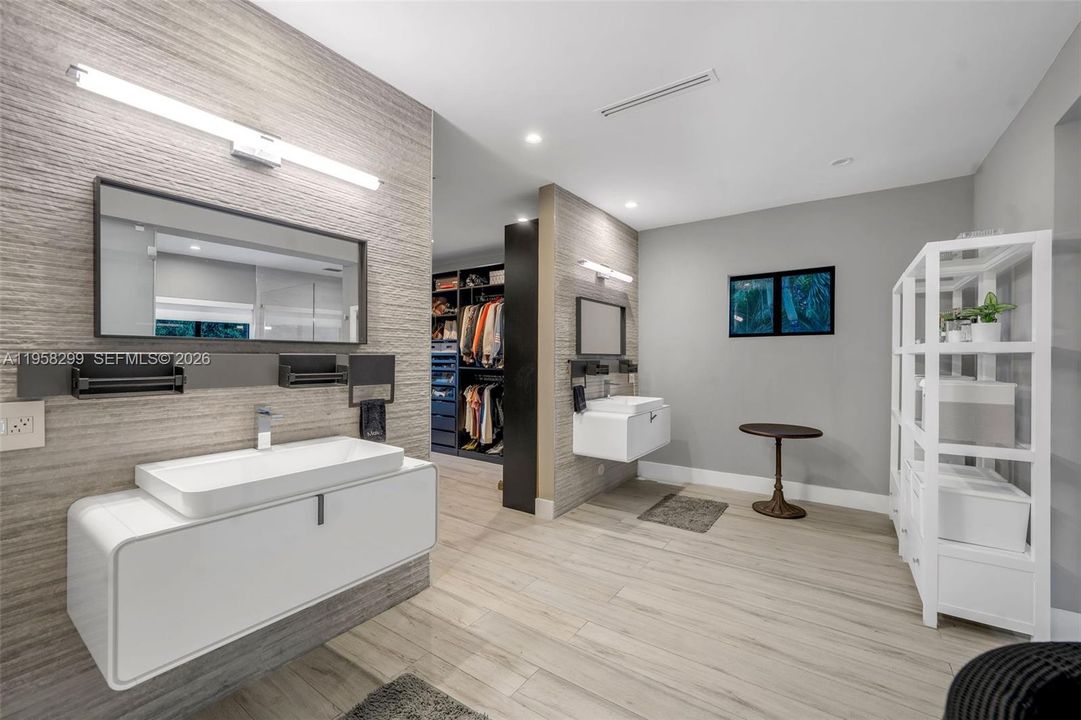For Sale: $4,550,000 (5 beds, 5 baths, 6614 Square Feet)