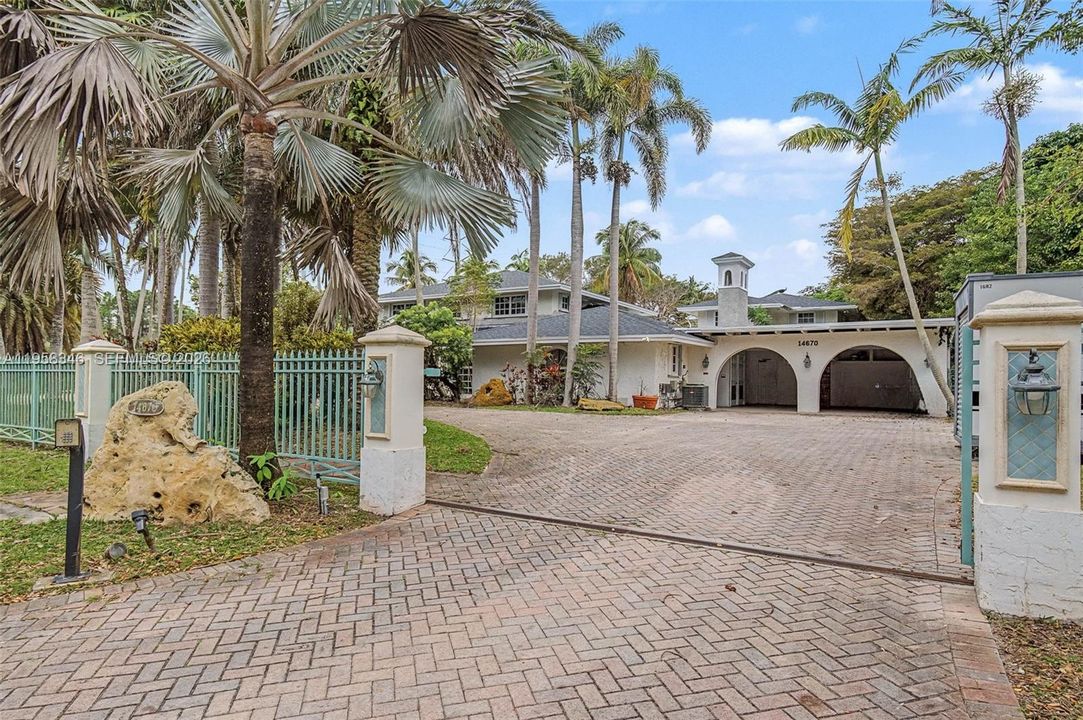 Vendido Recientemente: $2,750,000 (9 camas, 7 baños, 6875 Pies cuadrados)