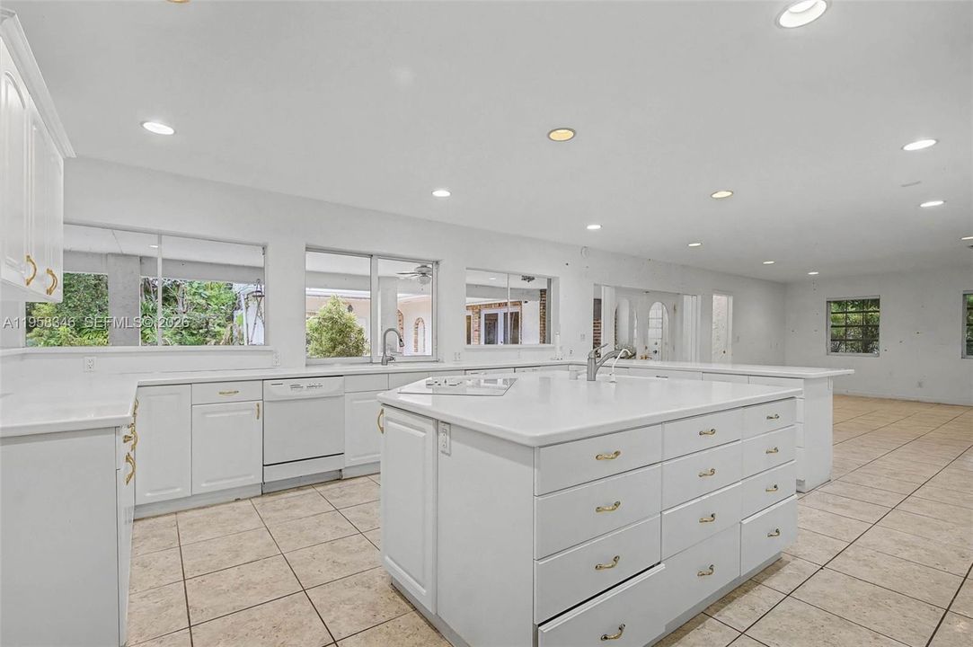 Vendido Recientemente: $2,750,000 (9 camas, 7 baños, 6875 Pies cuadrados)