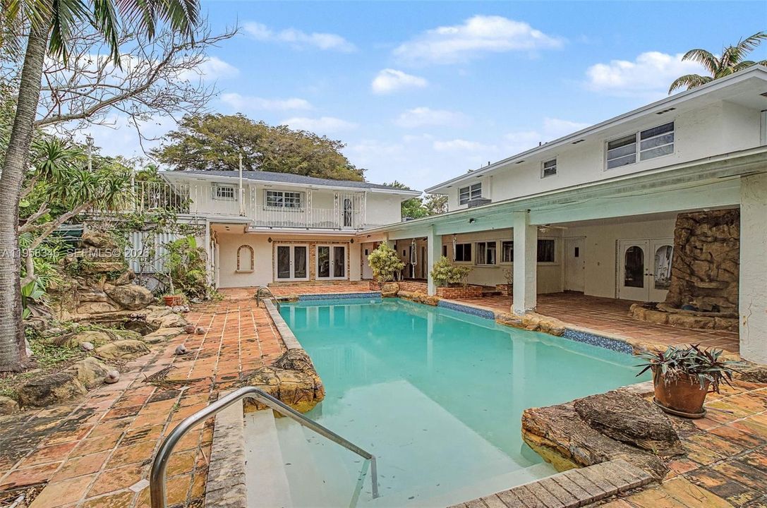 Vendido Recientemente: $2,750,000 (9 camas, 7 baños, 6875 Pies cuadrados)
