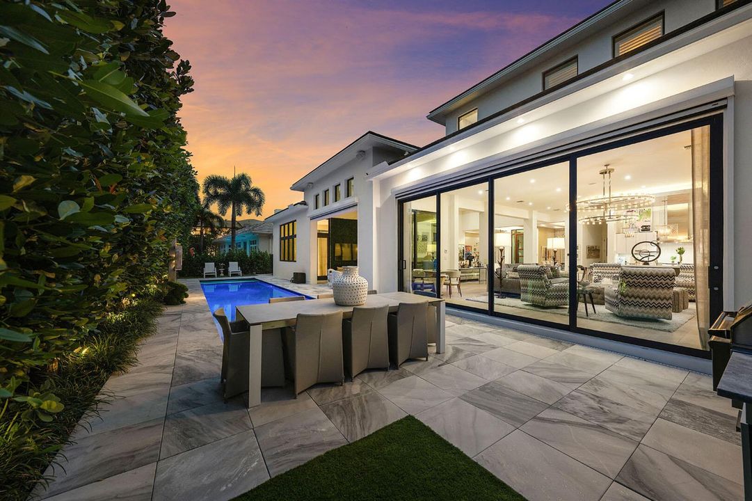 2424_Queen_Palm_Road_Dusk_13