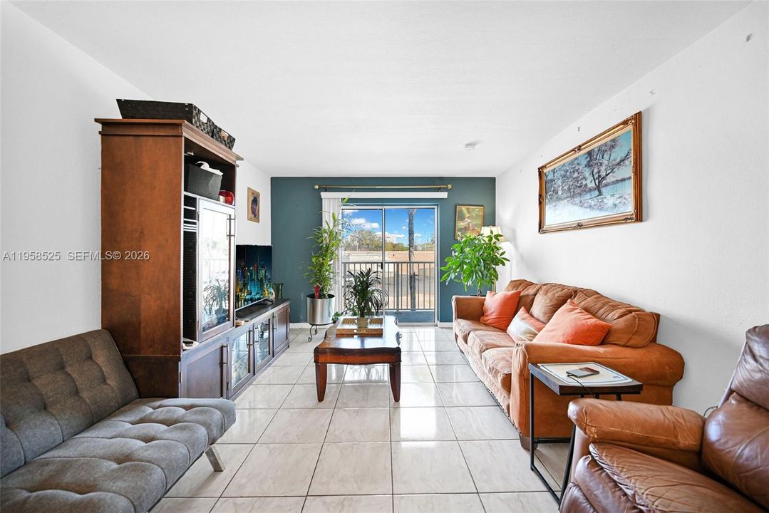 Active With Contract: $155,000 (1 beds, 1 baths, 714 Square Feet)