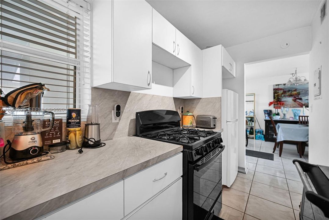 Active With Contract: $155,000 (1 beds, 1 baths, 714 Square Feet)