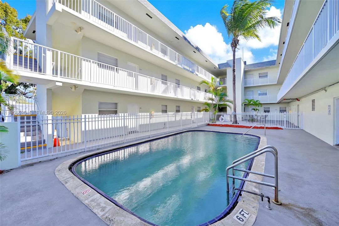 Active With Contract: $155,000 (1 beds, 1 baths, 714 Square Feet)