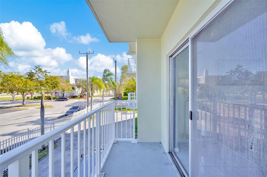 Active With Contract: $155,000 (1 beds, 1 baths, 714 Square Feet)