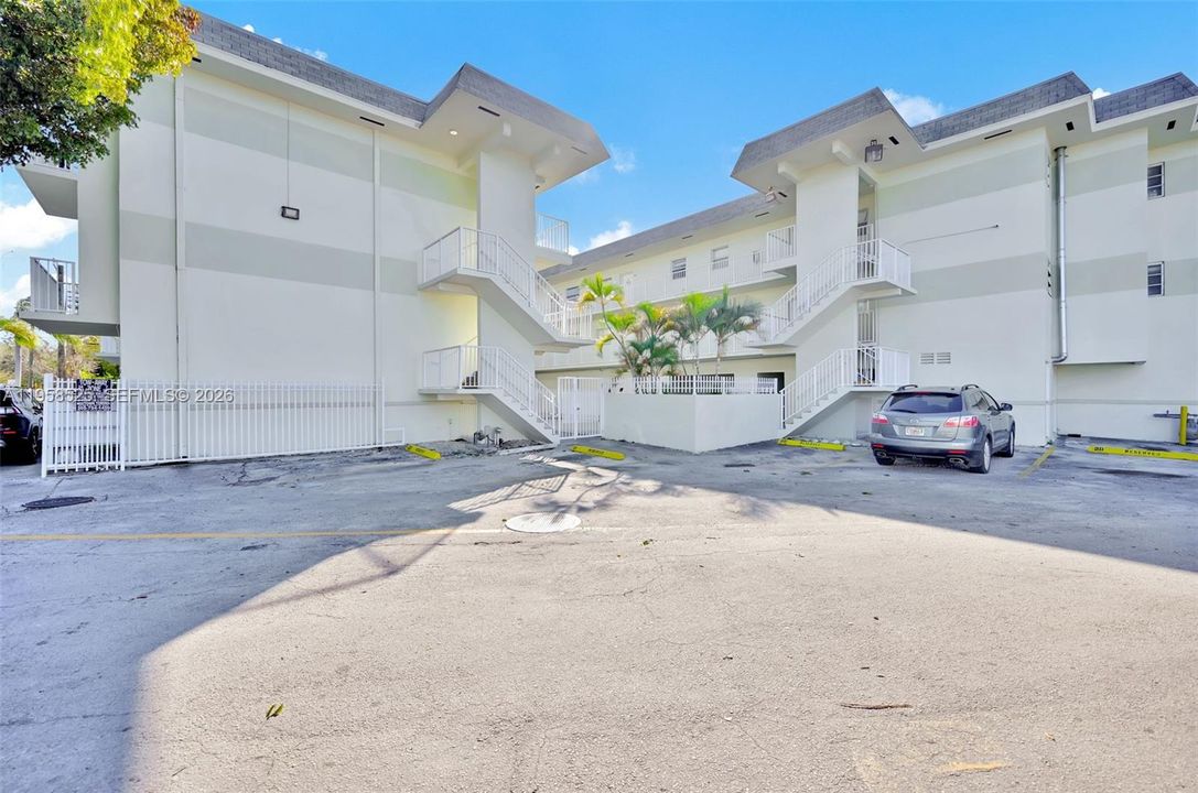 Active With Contract: $155,000 (1 beds, 1 baths, 714 Square Feet)