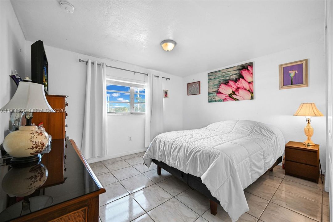 Active With Contract: $155,000 (1 beds, 1 baths, 714 Square Feet)