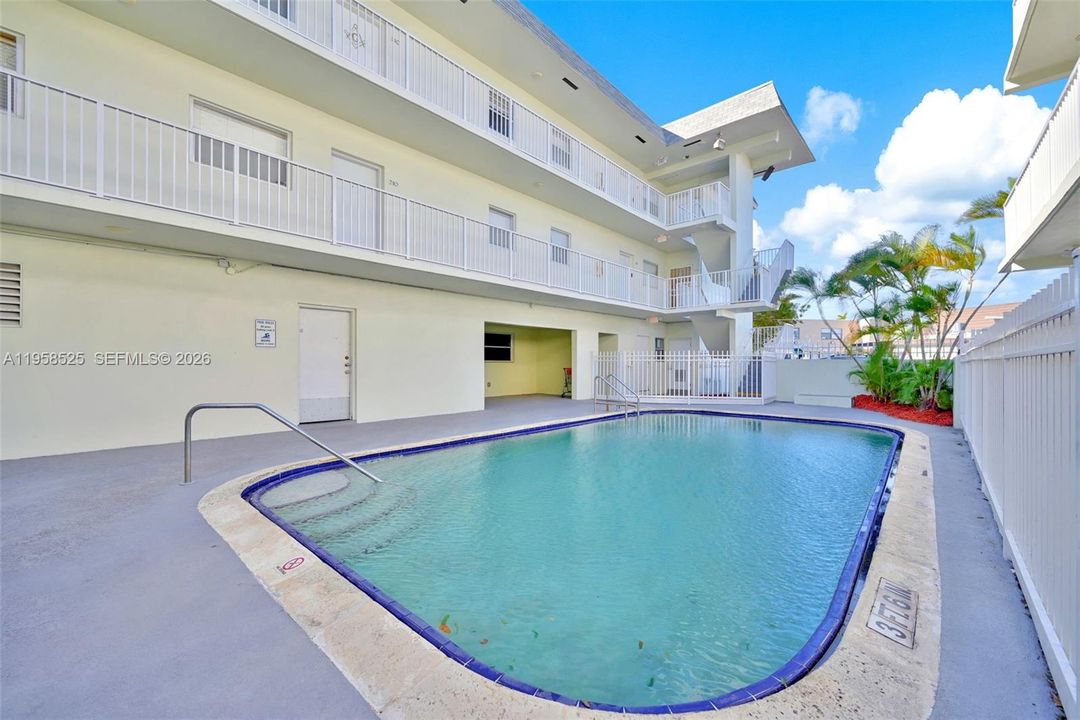 Active With Contract: $155,000 (1 beds, 1 baths, 714 Square Feet)