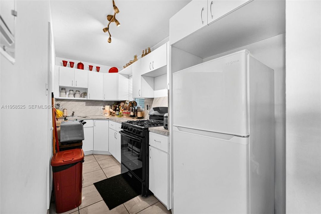 Active With Contract: $155,000 (1 beds, 1 baths, 714 Square Feet)