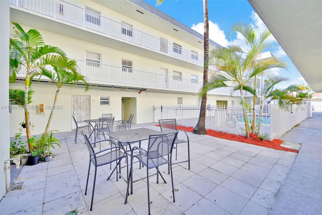 Active With Contract: $155,000 (1 beds, 1 baths, 714 Square Feet)