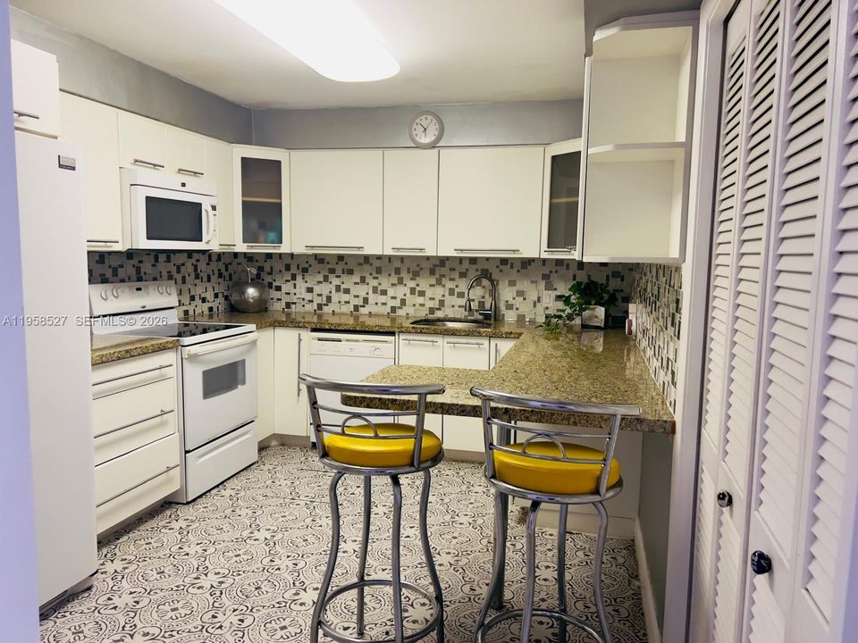 For Sale: $310,000 (2 beds, 2 baths, 1260 Square Feet)