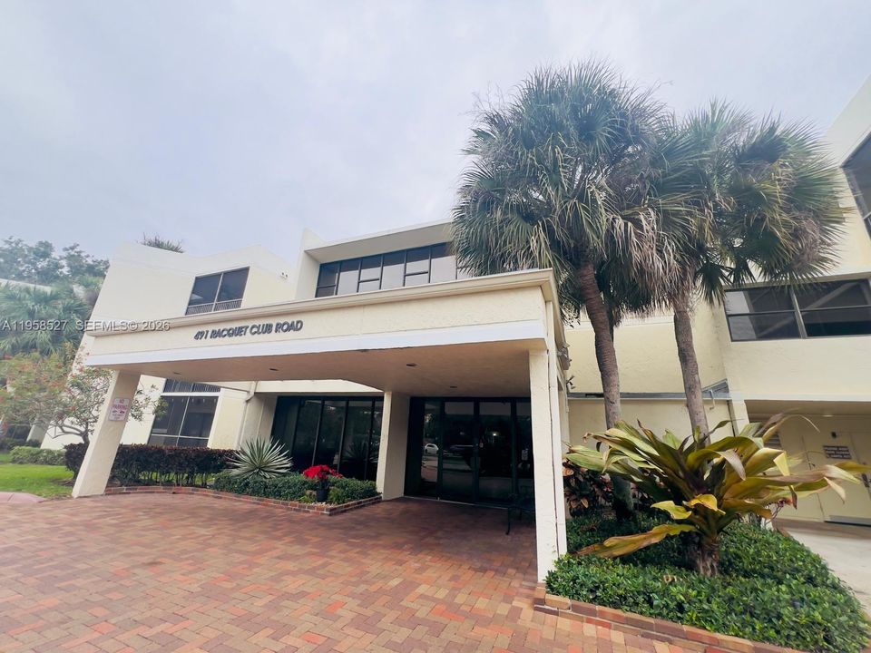 For Sale: $310,000 (2 beds, 2 baths, 1260 Square Feet)