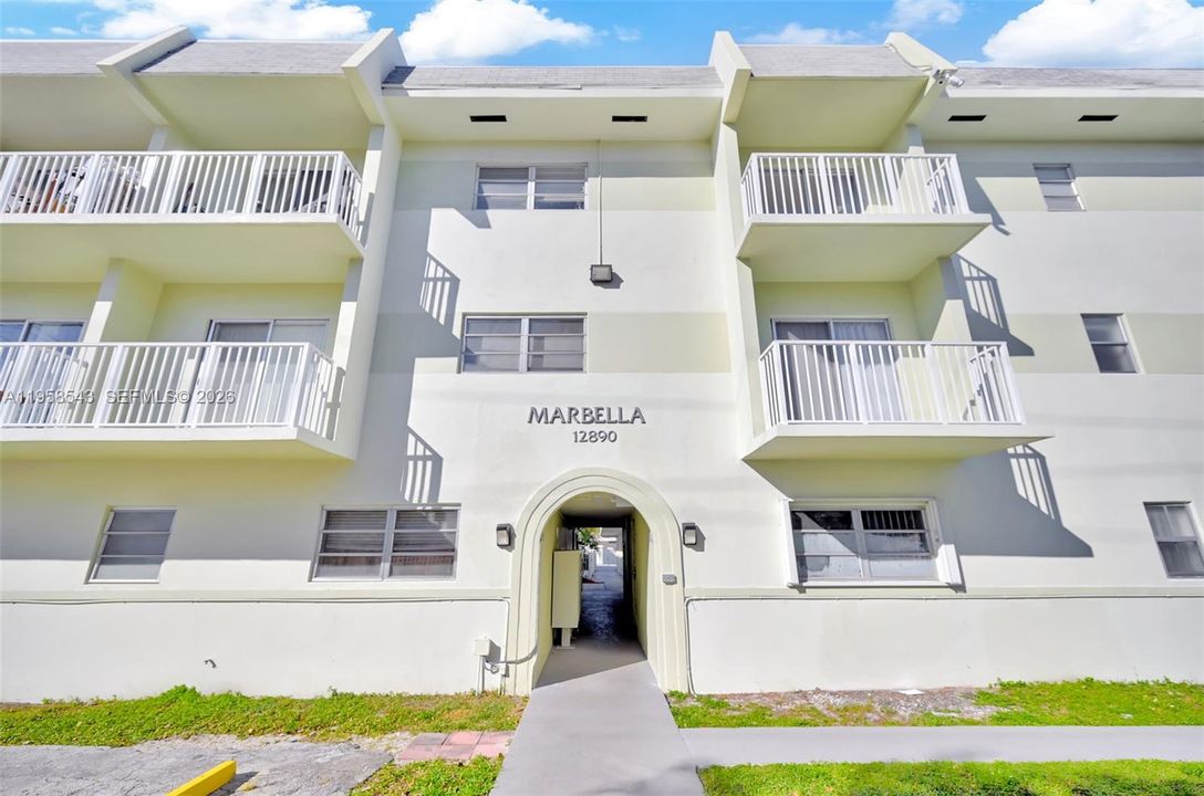 For Sale: $155,000 (1 beds, 1 baths, 714 Square Feet)