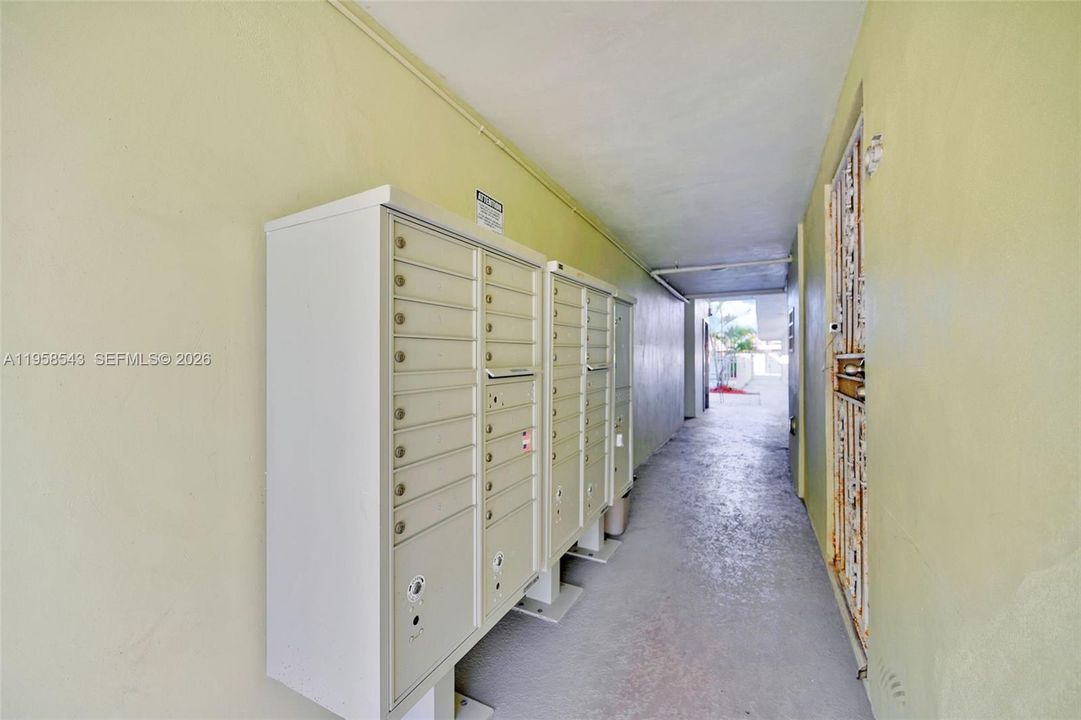 For Sale: $155,000 (1 beds, 1 baths, 714 Square Feet)