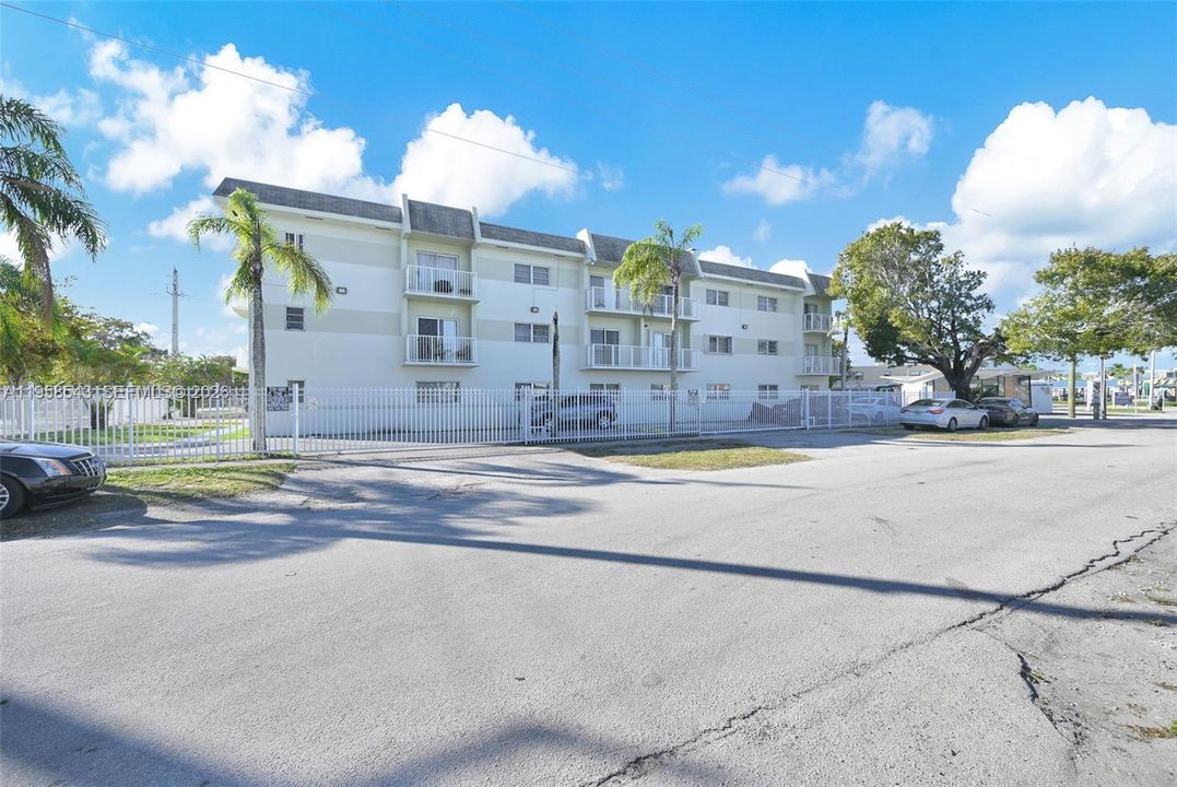 For Sale: $155,000 (1 beds, 1 baths, 714 Square Feet)