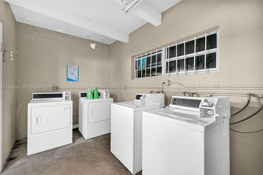 For Sale: $155,000 (1 beds, 1 baths, 714 Square Feet)