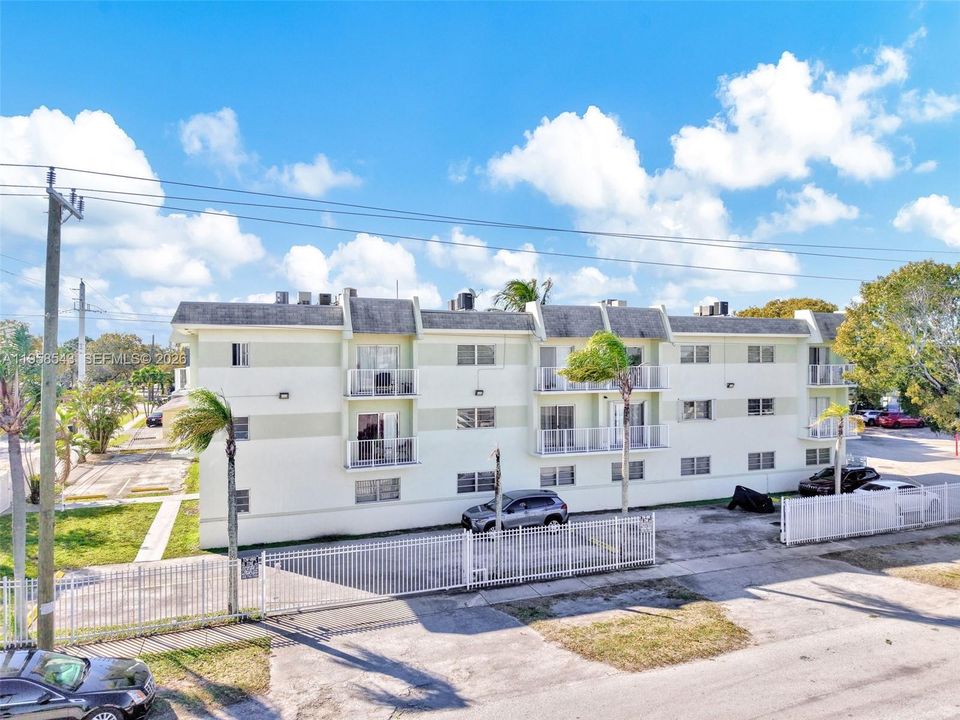 For Sale: $155,000 (1 beds, 1 baths, 714 Square Feet)