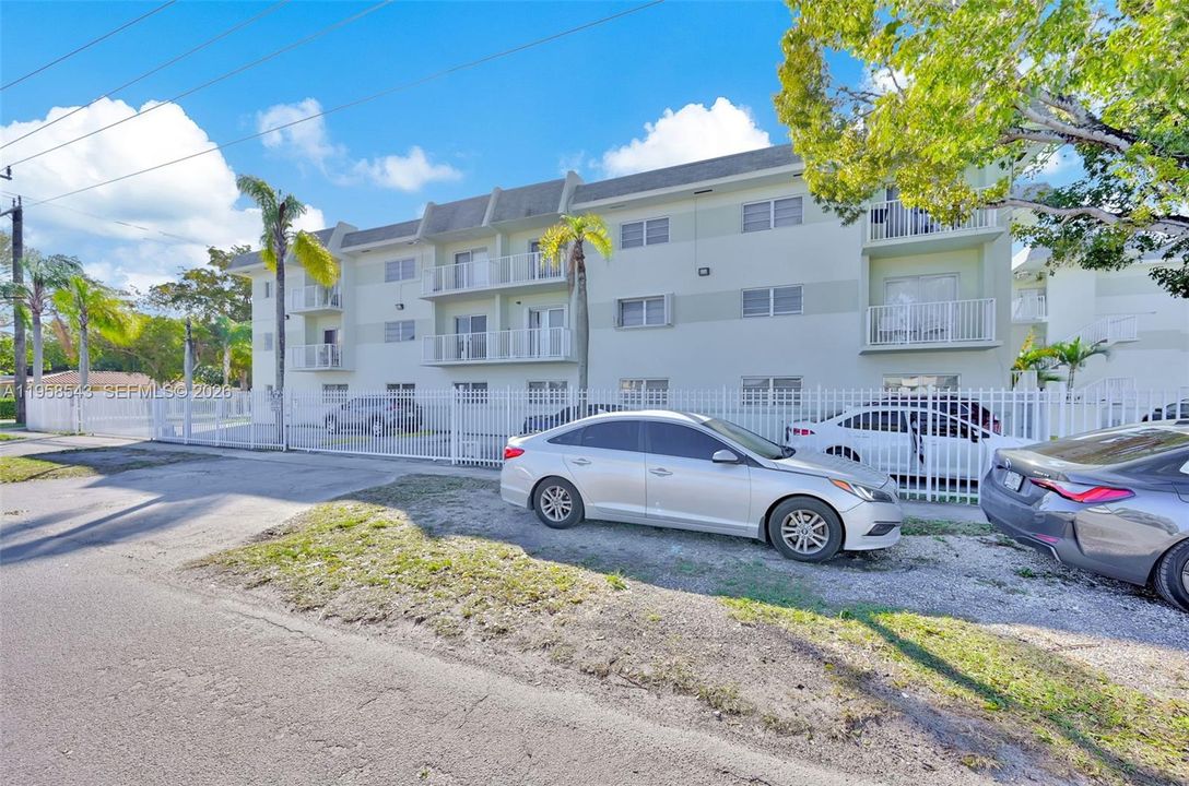 For Sale: $155,000 (1 beds, 1 baths, 714 Square Feet)