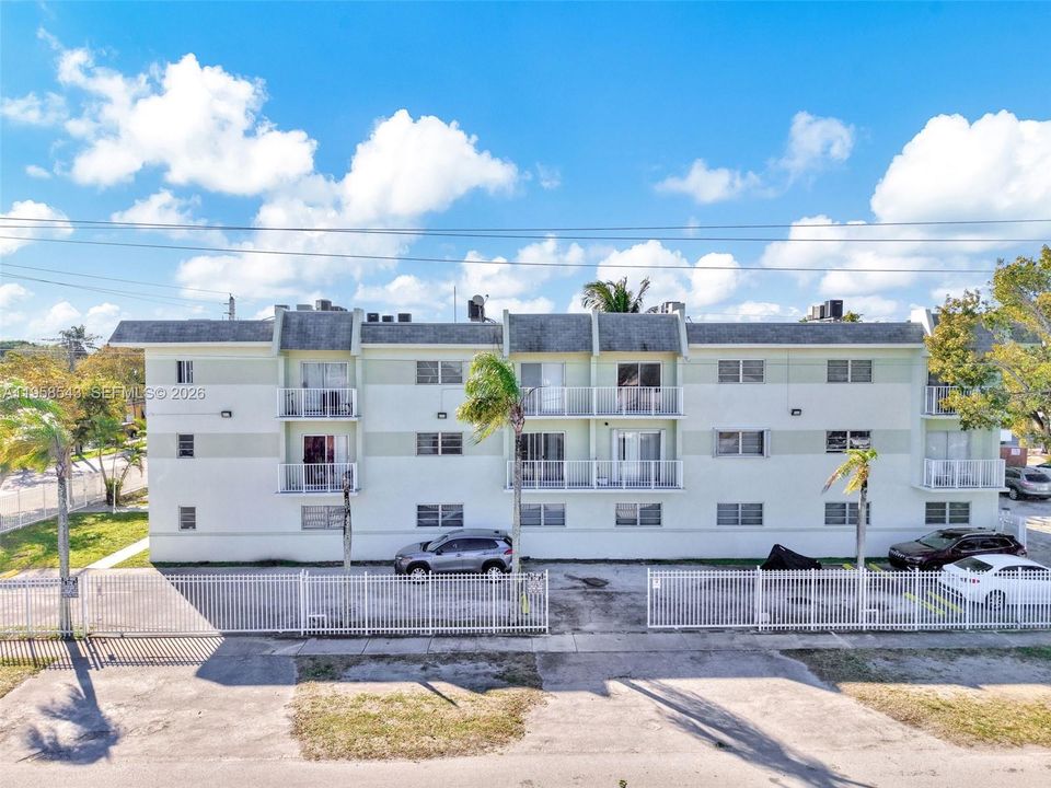 For Sale: $155,000 (1 beds, 1 baths, 714 Square Feet)