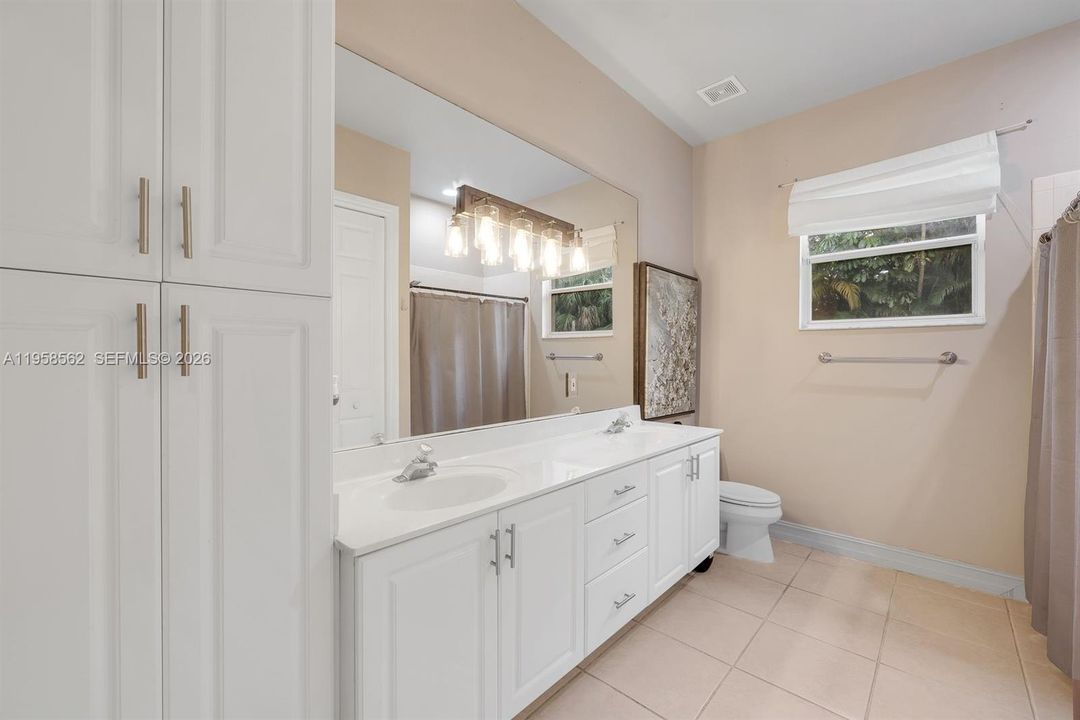 Recently Sold: $1,299,900 (5 beds, 3 baths, 3547 Square Feet)