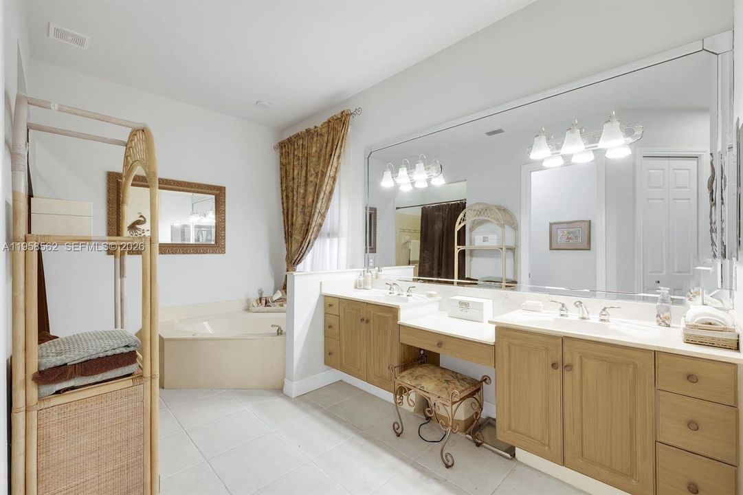 Recently Sold: $1,299,900 (5 beds, 3 baths, 3547 Square Feet)