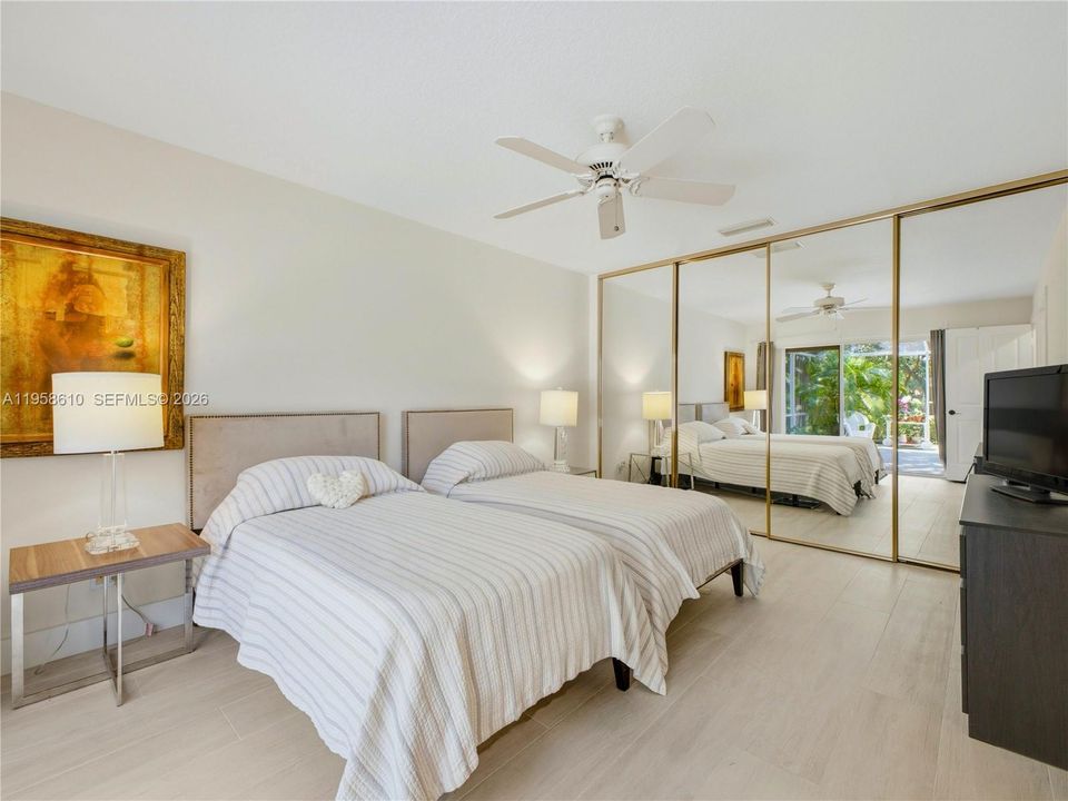 Active With Contract: $437,000 (2 beds, 2 baths, 1152 Square Feet)