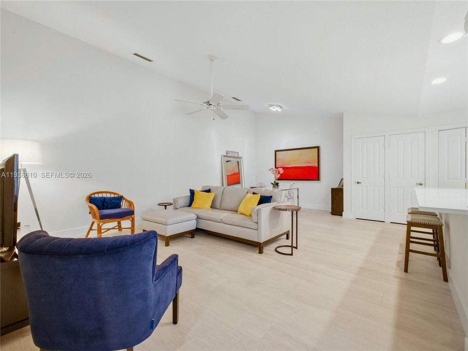 Active With Contract: $437,000 (2 beds, 2 baths, 1152 Square Feet)