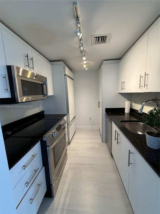For Sale: $1,340,000 (2 beds, 2 baths, 1056 Square Feet)