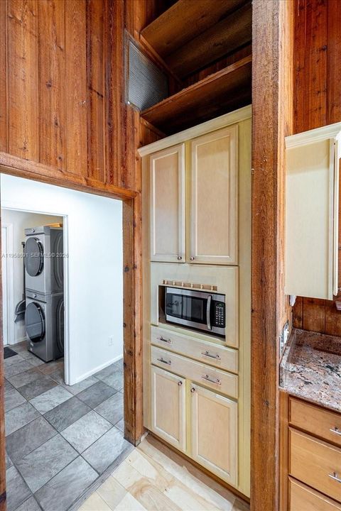 Recently Sold: $989,000 (4 beds, 3 baths, 2507 Square Feet)