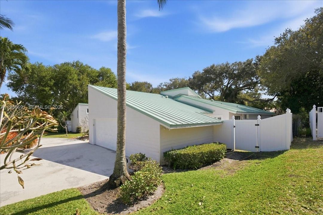 Recently Sold: $989,000 (4 beds, 3 baths, 2507 Square Feet)