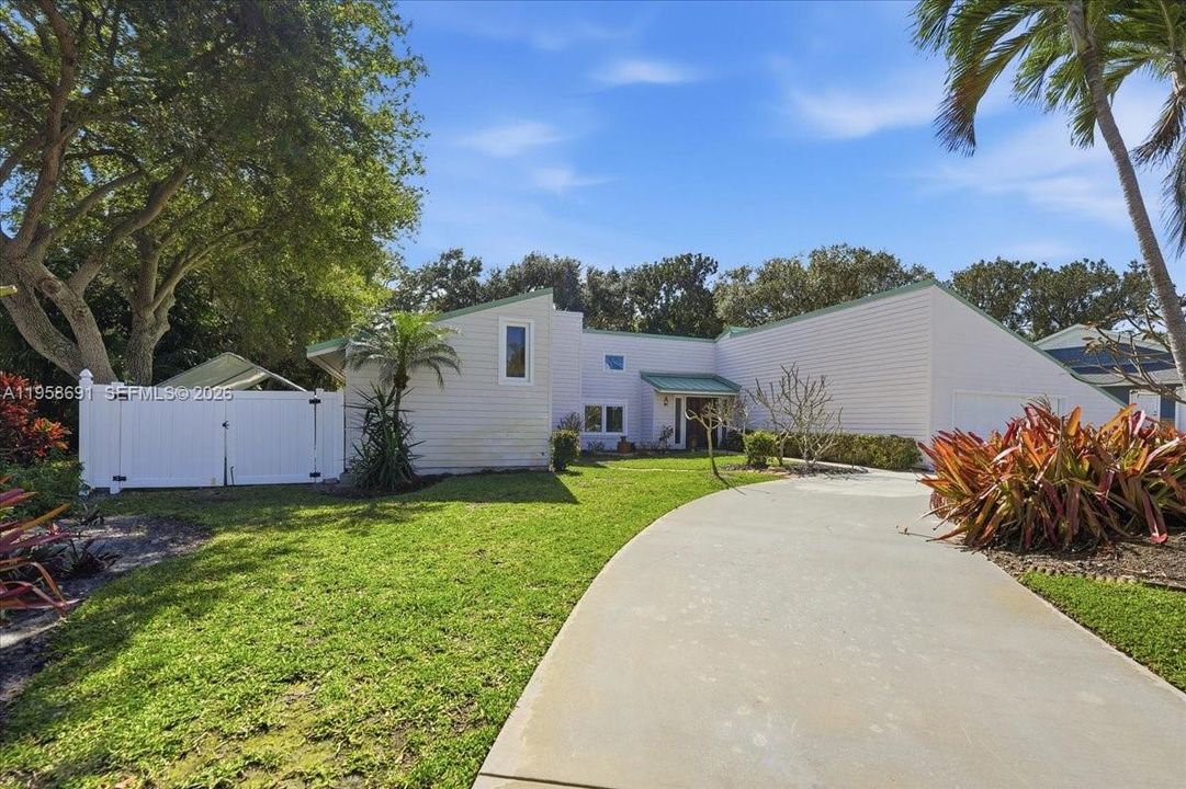 Recently Sold: $989,000 (4 beds, 3 baths, 2507 Square Feet)