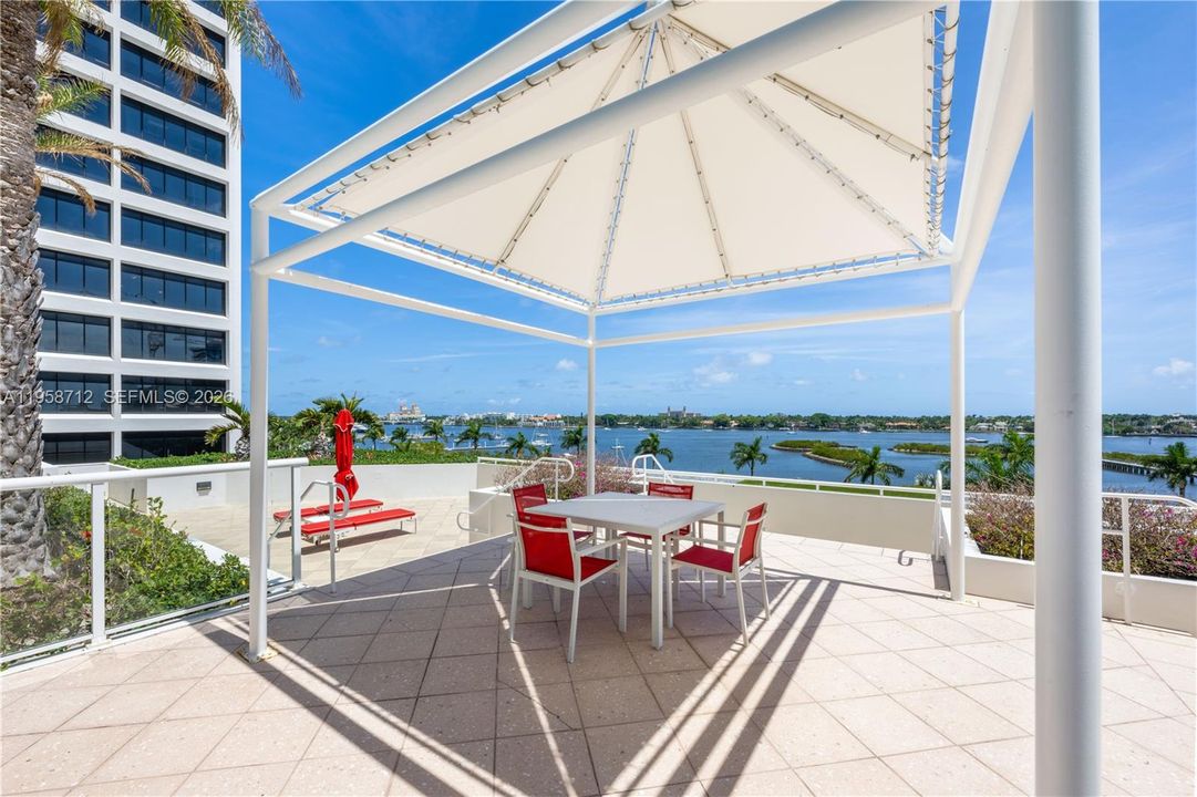 En Venta: $2,695,000 (2 camas, 2 baños, 1927 Pies cuadrados)