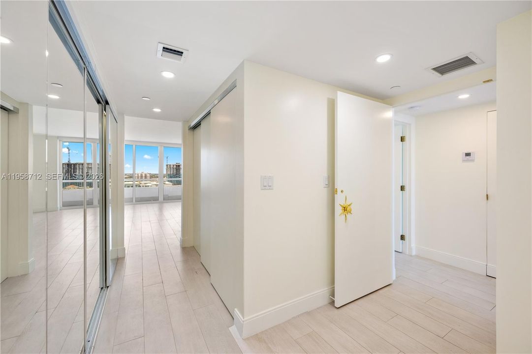 En Venta: $2,695,000 (2 camas, 2 baños, 1927 Pies cuadrados)