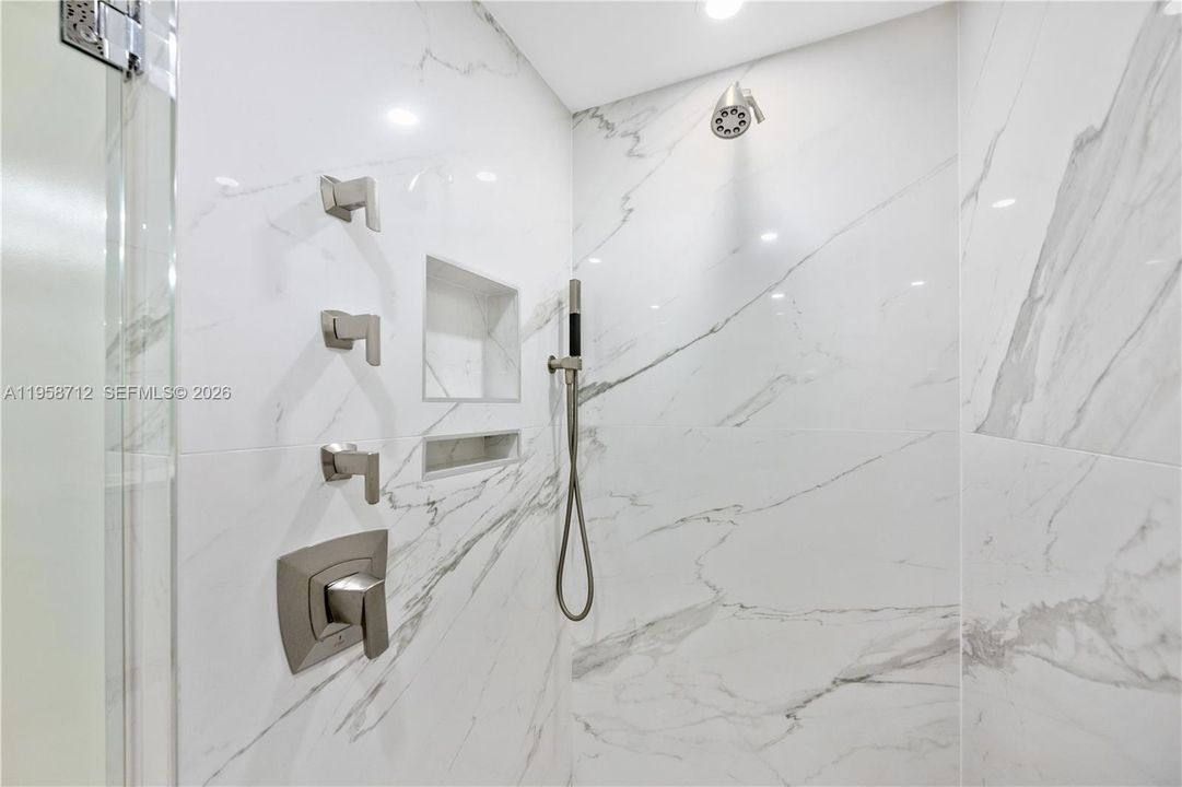 En Venta: $2,695,000 (2 camas, 2 baños, 1927 Pies cuadrados)