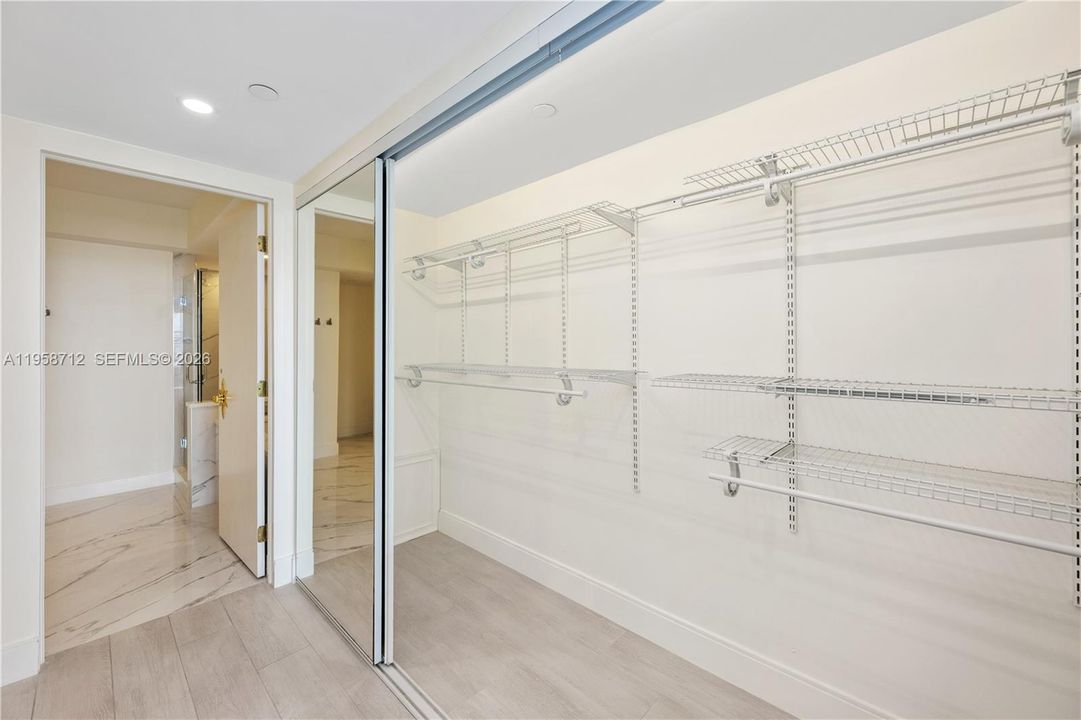 En Venta: $2,695,000 (2 camas, 2 baños, 1927 Pies cuadrados)
