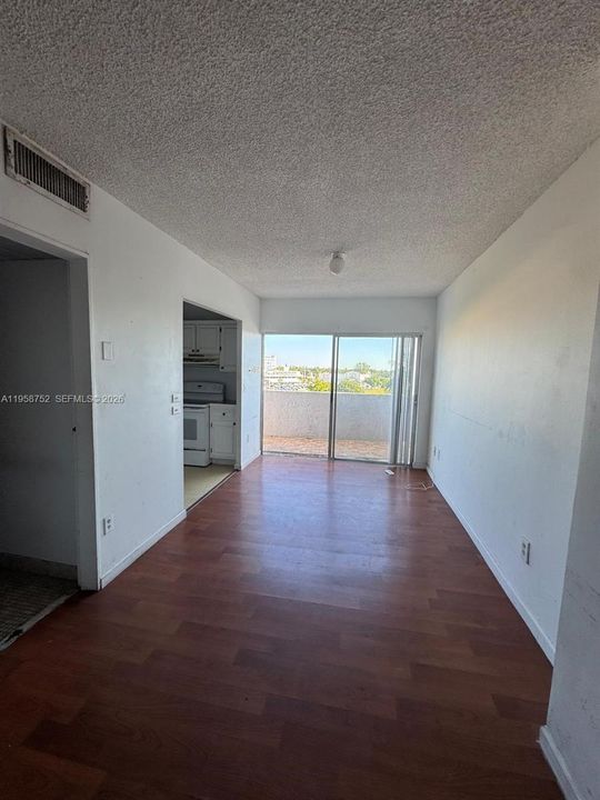 For Sale: $194,000 (2 beds, 1 baths, 967 Square Feet)