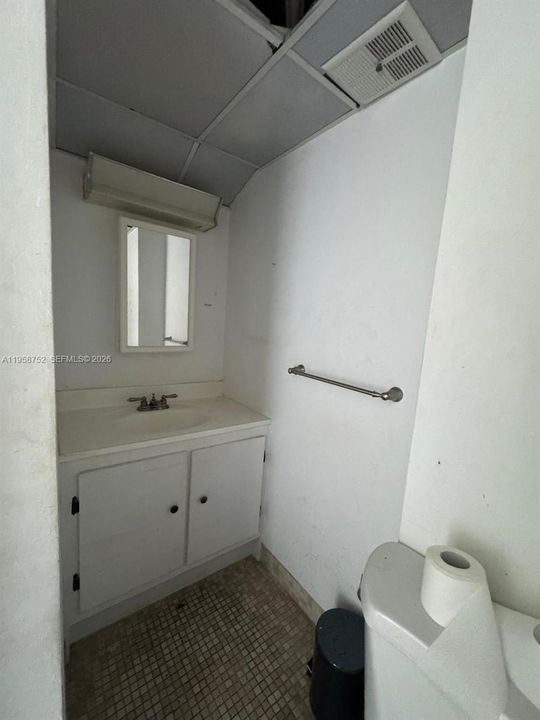 For Sale: $194,000 (2 beds, 1 baths, 967 Square Feet)