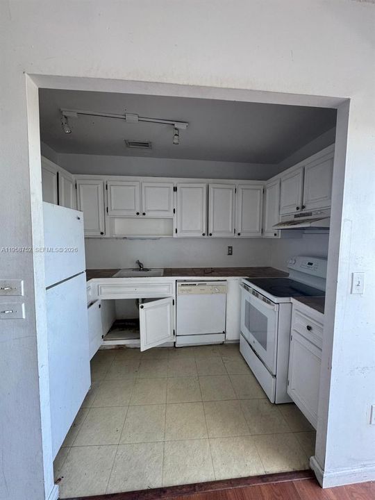 For Sale: $194,000 (2 beds, 1 baths, 967 Square Feet)