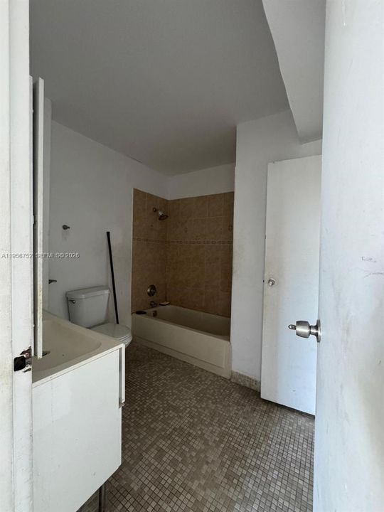 For Sale: $194,000 (2 beds, 1 baths, 967 Square Feet)