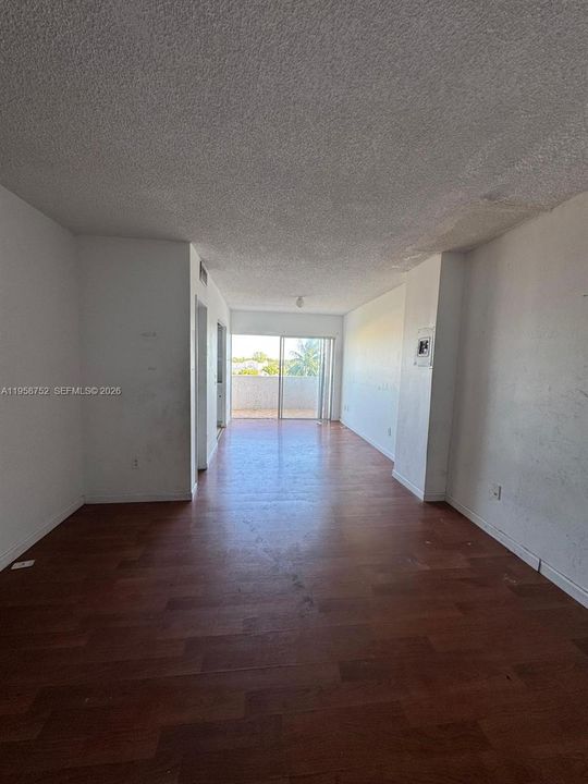 For Sale: $194,000 (2 beds, 1 baths, 967 Square Feet)