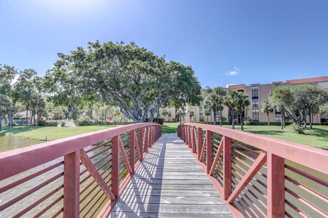 For Sale: $420,000 (2 beds, 2 baths, 1175 Square Feet)