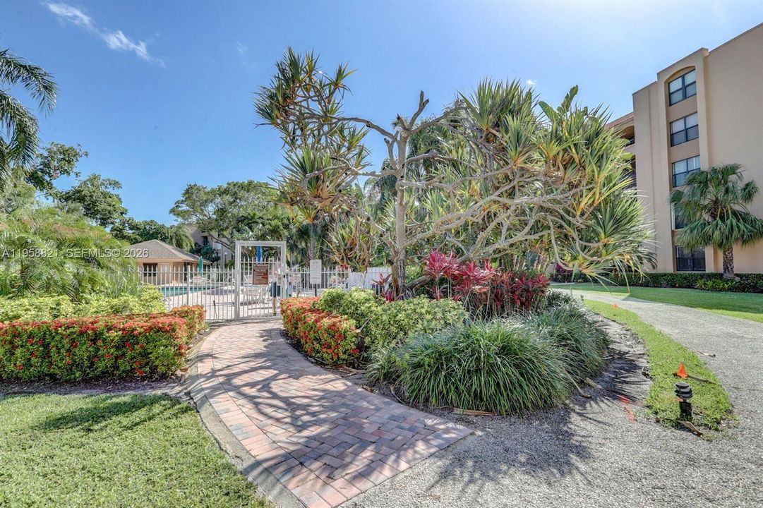For Sale: $420,000 (2 beds, 2 baths, 1175 Square Feet)