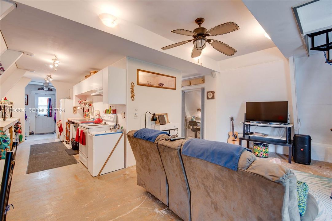 For Sale: $750,000 (3 beds, 1 baths, 1008 Square Feet)
