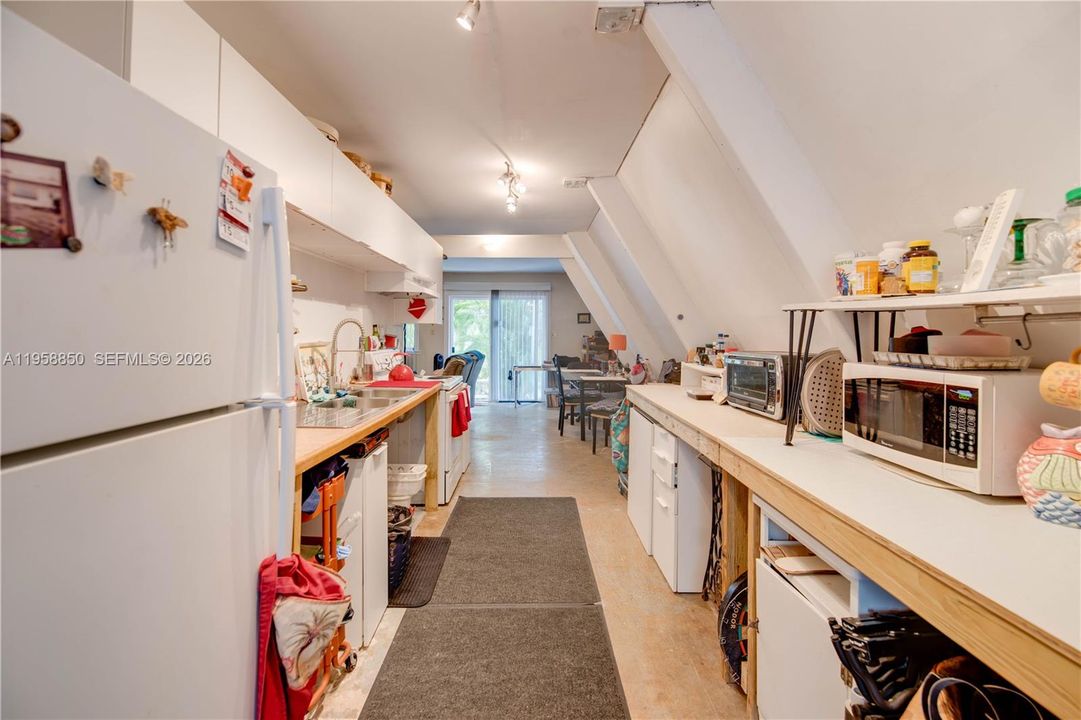 For Sale: $750,000 (3 beds, 1 baths, 1008 Square Feet)
