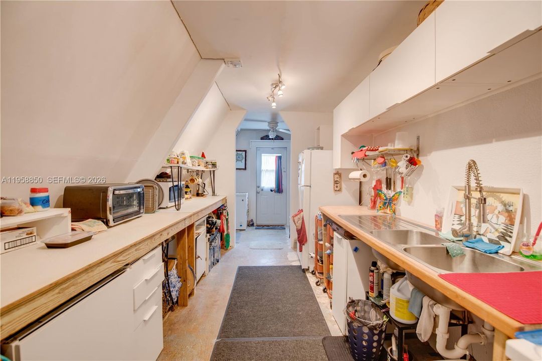 For Sale: $750,000 (3 beds, 1 baths, 1008 Square Feet)