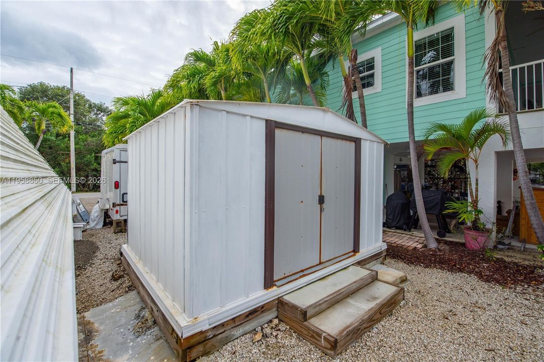 For Sale: $750,000 (3 beds, 1 baths, 1008 Square Feet)