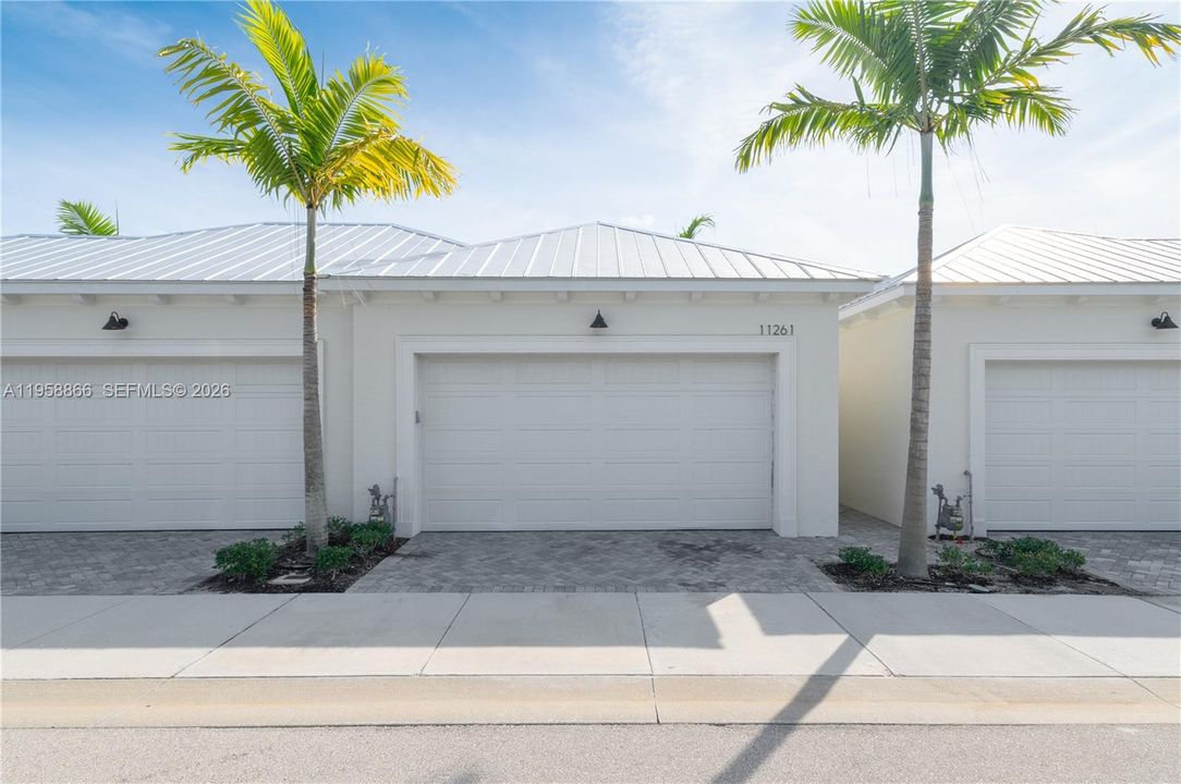 Active With Contract: $25,000 (3 beds, 3 baths, 2523 Square Feet)